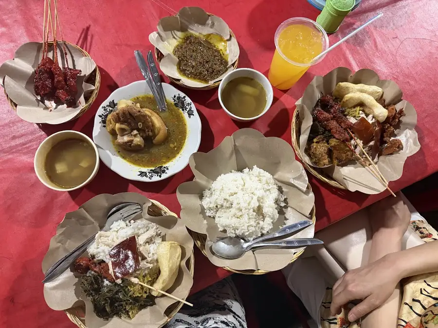 Warung Babi Guling Bu Dayu Kencani