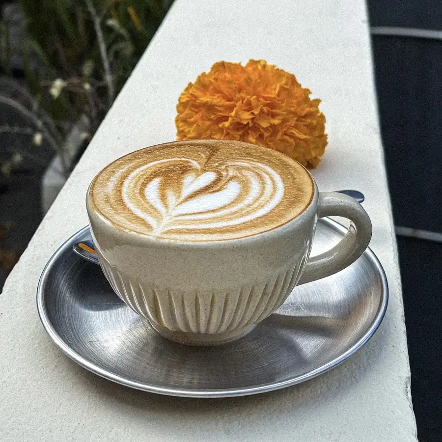 A coffee with latte art at leSANDO in Ungasan
