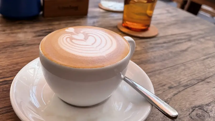 A coffee with latte art at Analog, a coffee shop in Uluwatu